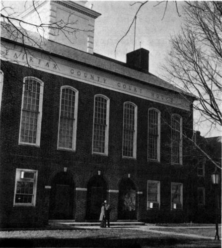 The central entrance to the 1954 addition to the
courthouse.