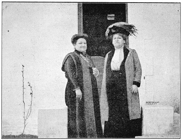 Olive Schreiner en Dr. Aletta Jacobs, voor den ingang van O. Schreiner&rsquo;s huis.