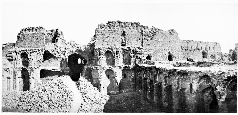 Fig. 91.&mdash;UKHEIḌIR, COURT D AND NICHED FAÇADE OF
THREE-STOREYED BLOCK.